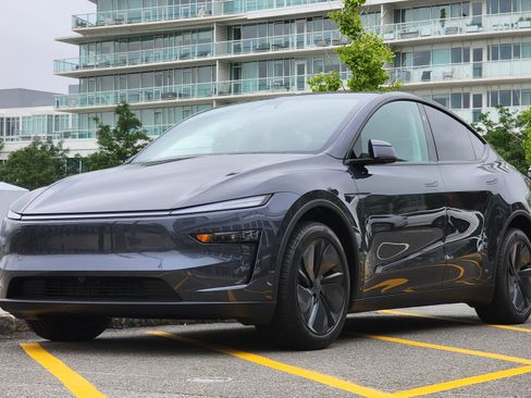 Used 2026 Tesla Model Y AWD image 1