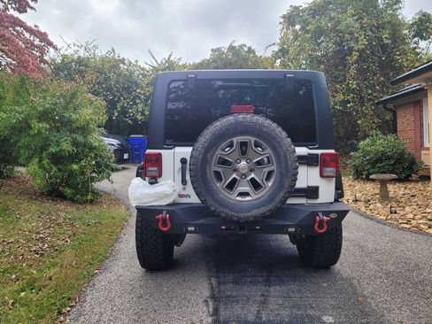 Used 2015 Jeep Wrangler Unlimited Rubicon w/ Connectivity Group image 5