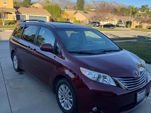 Used 2015 Toyota Sienna XLE image 1