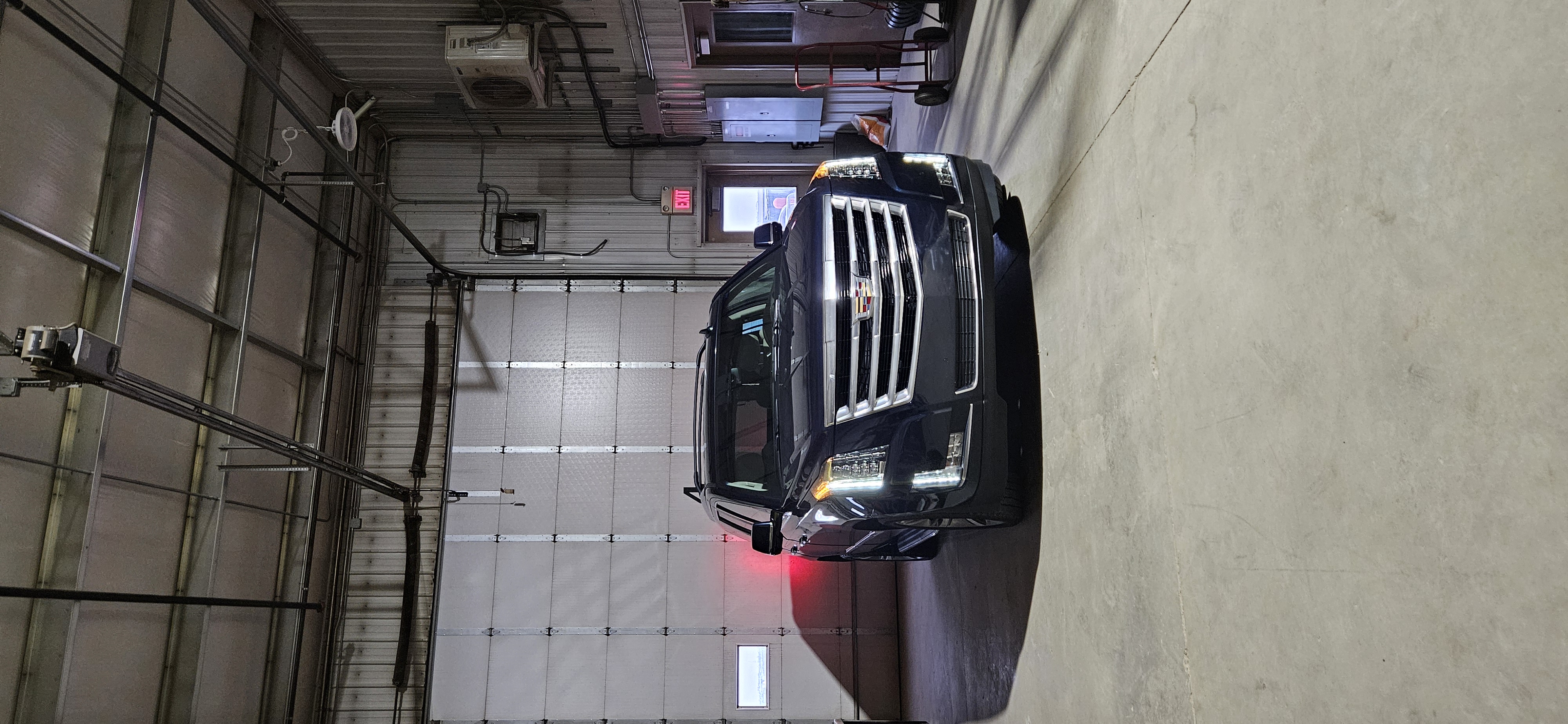 Used 2017 Cadillac Escalade Luxury AWD/4WD image 13