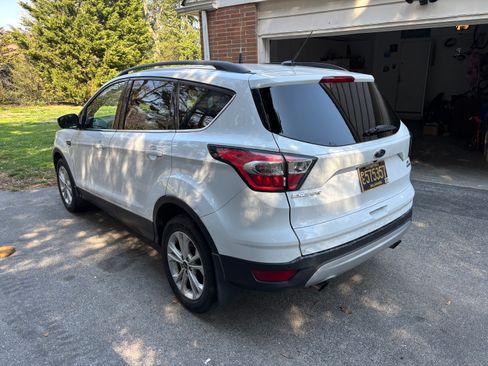 Used 2017 Ford Escape SE w/ Equipment Group 201A image 2