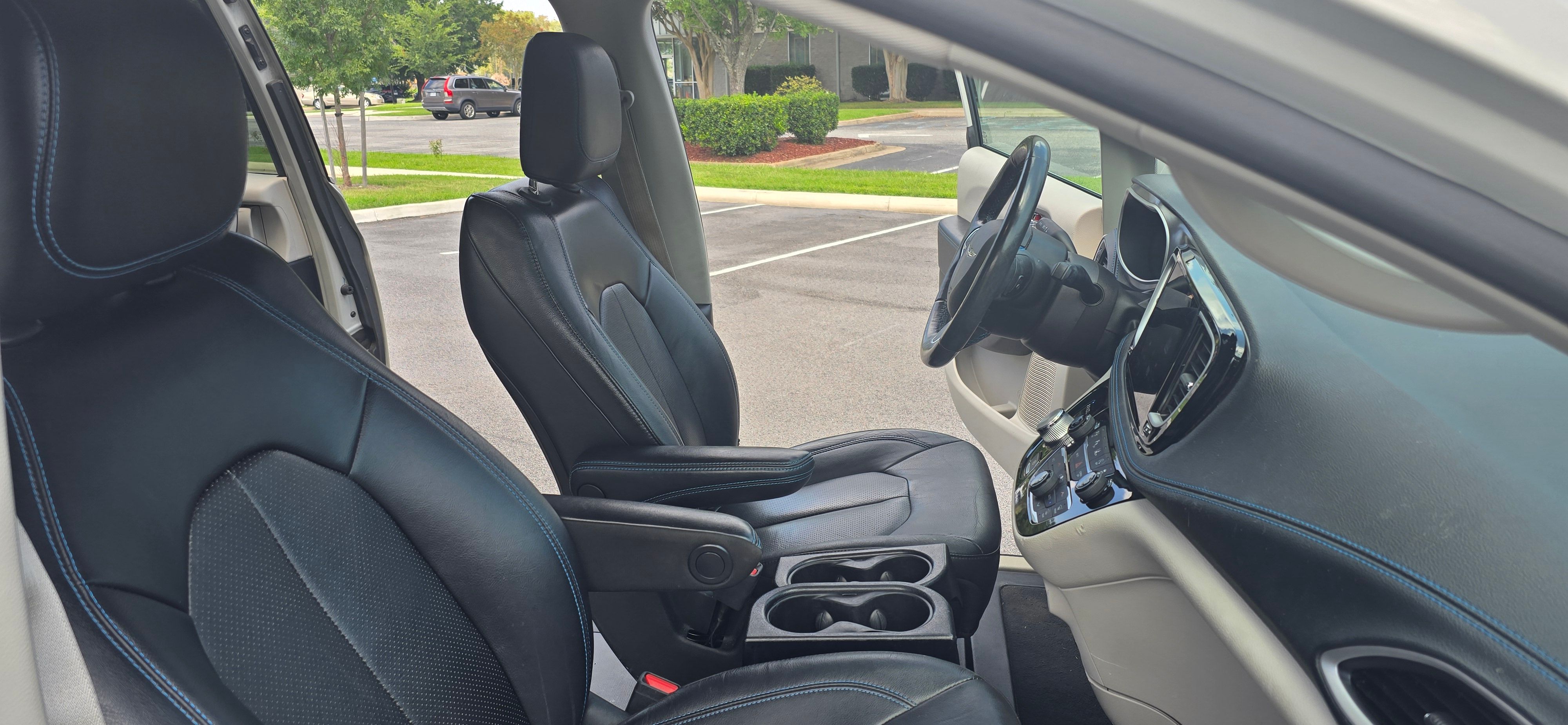 Used 2021 Chrysler Pacifica Touring-L w/ Premium & Safety Sphere Group FWD image 19
