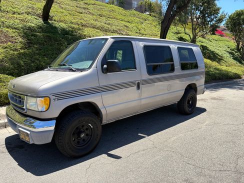 Used 2002 Ford E-150 and Econoline 150 RWD image 4