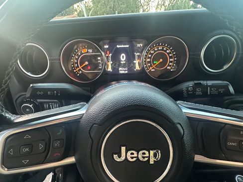 Used 2019 Jeep Wrangler Unlimited Sahara image 12