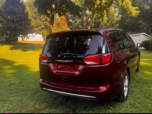 Used 2017 Chrysler Pacifica Touring-L image 6