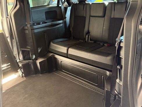 Used 2019 Dodge Grand Caravan SXT w/ Blacktop Package FWD image 15