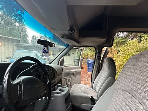 Used 2000 Ford E-150 and Econoline 150 RWD image 12