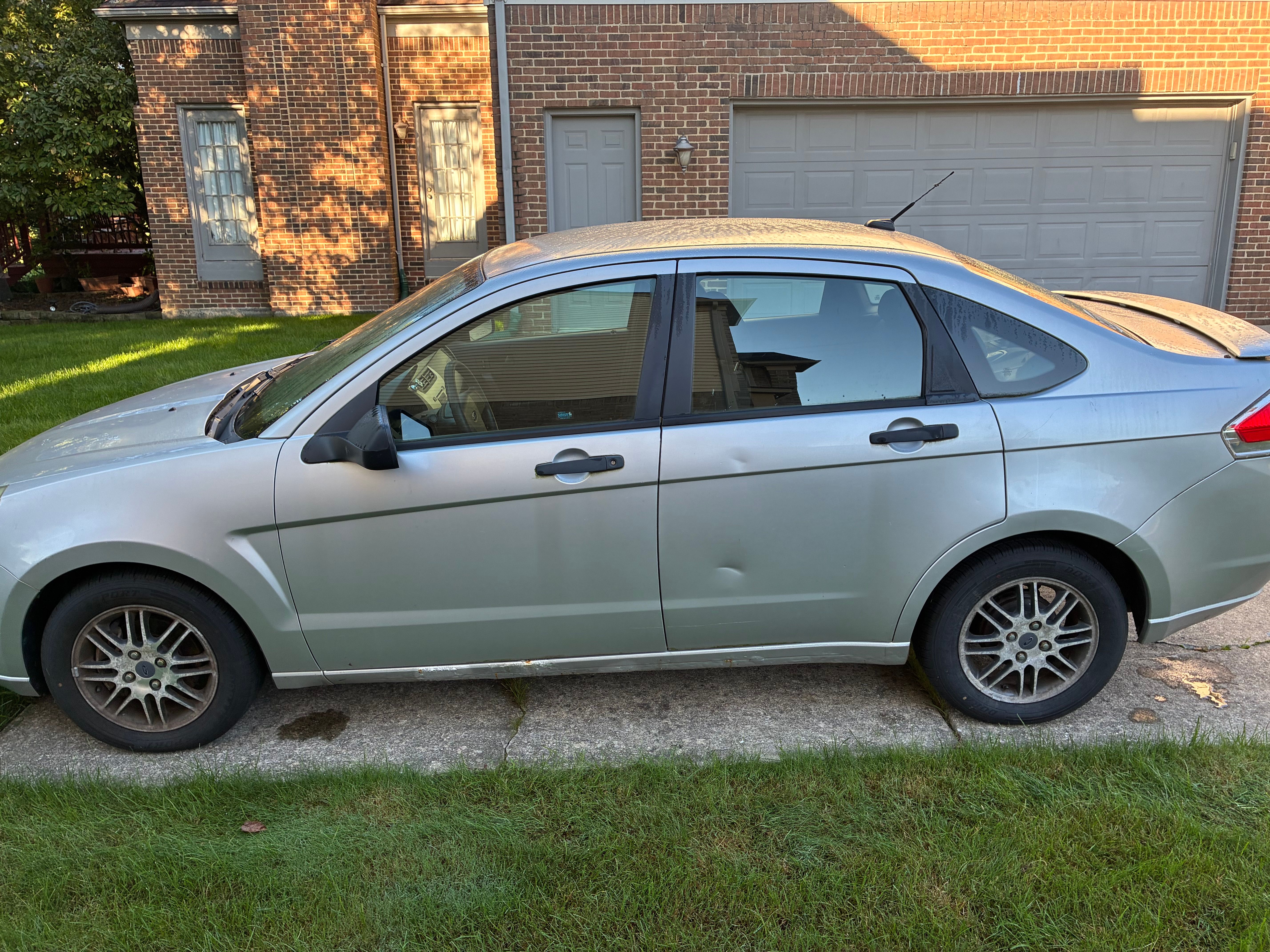 Used 2010 Ford Focus SE FWD image 4