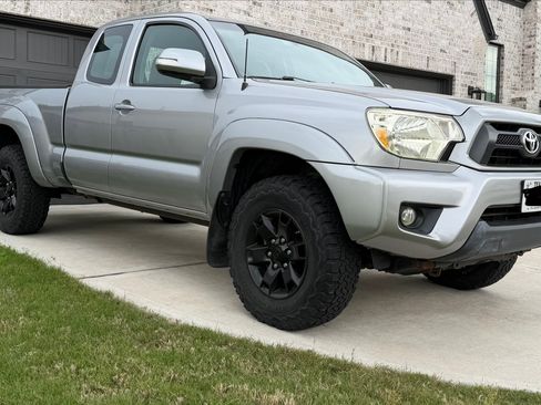 Used 2015 Toyota Tacoma 4x4 Access Cab V6 w/ SR Package image 2