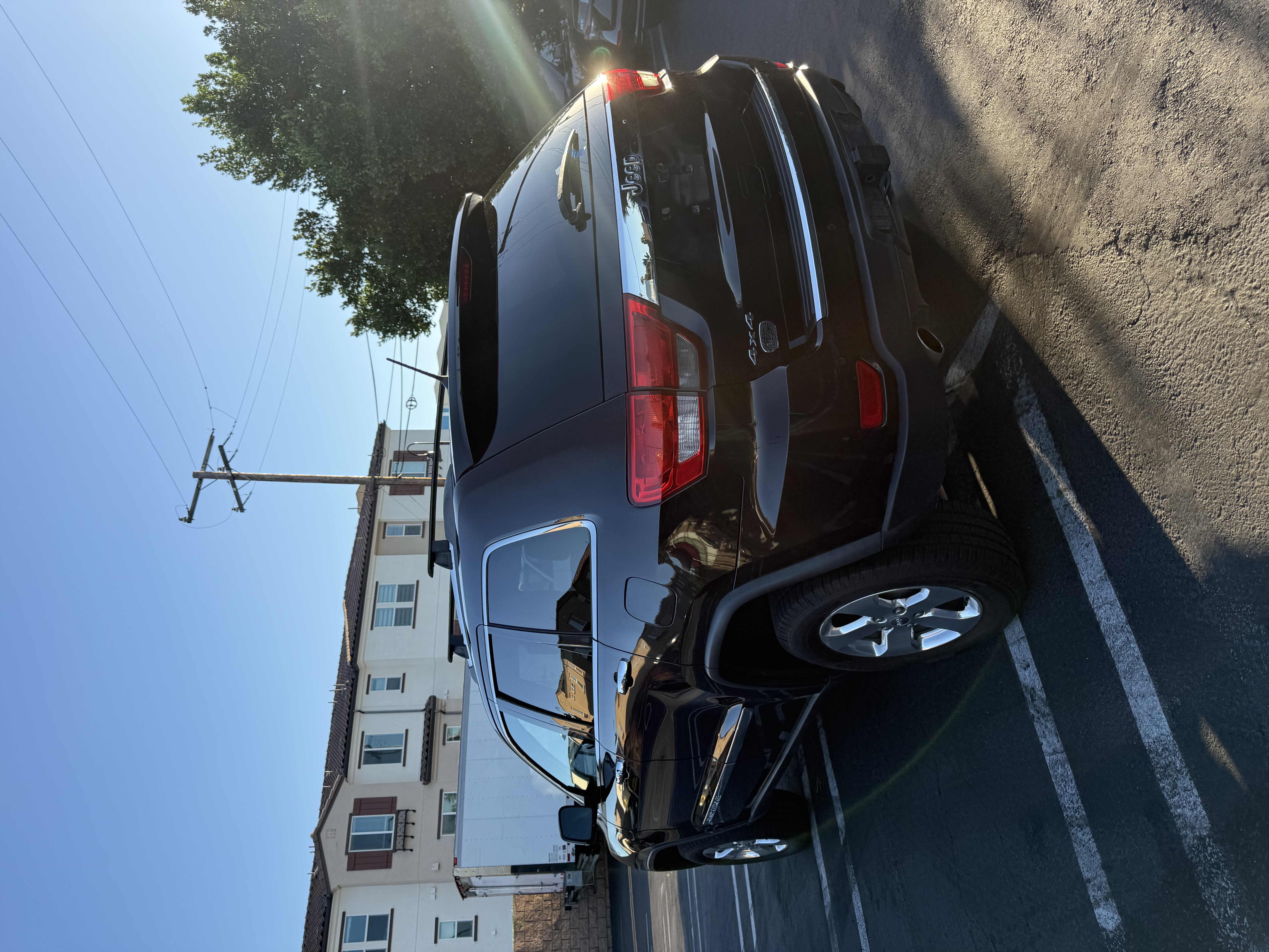Used 2012 Jeep Grand Cherokee Overland Summit AWD/4WD image 5