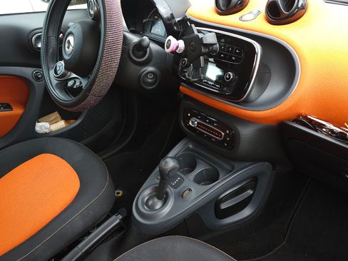 Used 2016 smart fortwo passion image 8