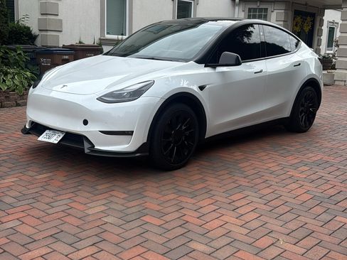 Used 2023 Tesla Model Y Long Range AWD/4WD image 1