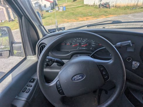 Used 2006 Ford E-150 and Econoline 150 XLT Van 3D image 10