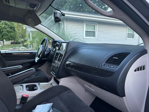 Used 2016 Dodge Grand Caravan SXT w/ UConnect Hands-Free Group image 15
