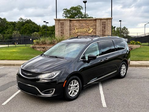 Used 2020 Chrysler Pacifica Touring-L FWD image 1