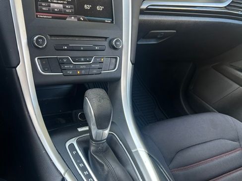 Used 2016 Ford Fusion SE AWD/4WD image 10