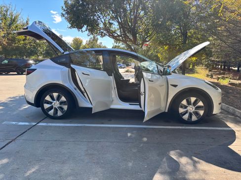 Used 2022 Tesla Model Y Long Range image 14