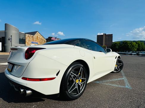 Used 2016 Ferrari California T image 2