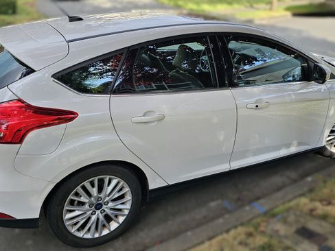 Used 2017 Ford Focus Titanium w/ Titanium Technology Package image 5