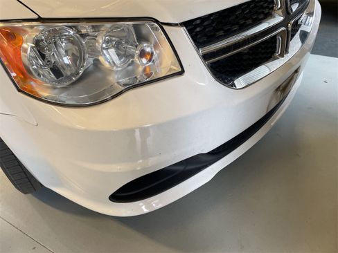 Used 2019 Dodge Grand Caravan SE w/ UConnect Hands-Free Group FWD image 8