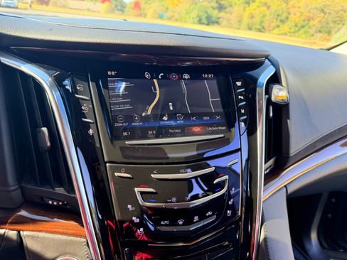 Used 2015 Cadillac Escalade Luxury image 18