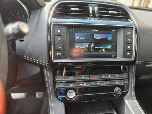 Used 2018 Jaguar F-PACE R-Sport image 14