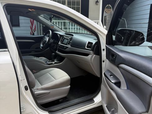 Used 2018 Toyota Highlander LE FWD image 9