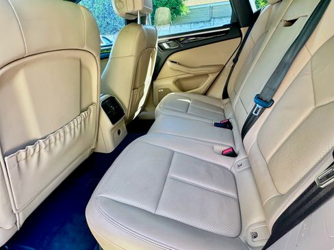 Used 2021 Porsche Macan image 16