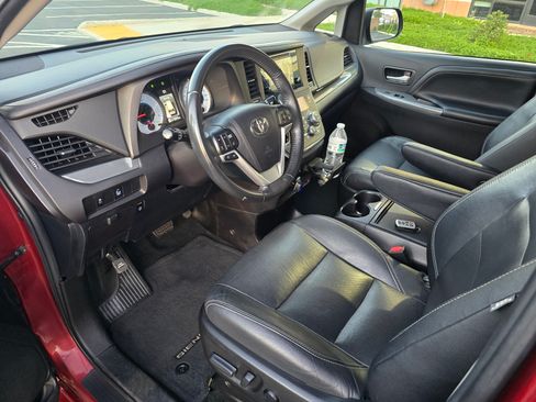 Used 2017 Toyota Sienna SE image 13