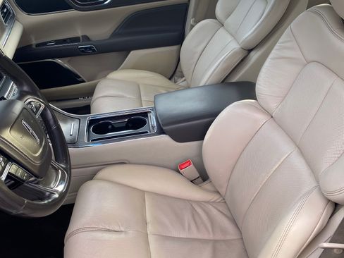 Used 2017 Lincoln Continental Select image 9