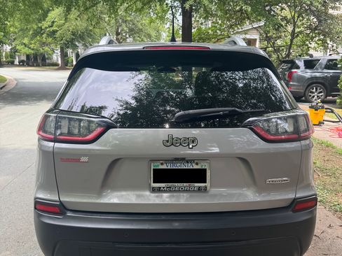 Used 2019 Jeep Cherokee Latitude Plus w/ Cold Weather Group FWD image 9