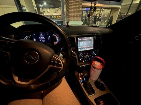 Used 2017 Jeep Grand Cherokee Limited w/ Luxury Group II image 9