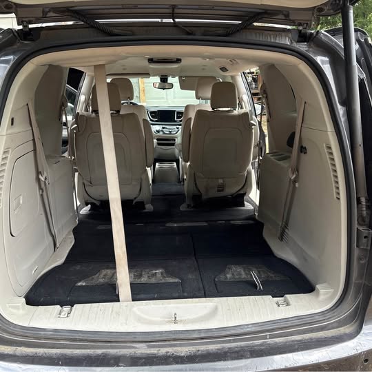Used 2018 Chrysler Pacifica Touring Plus FWD image 2