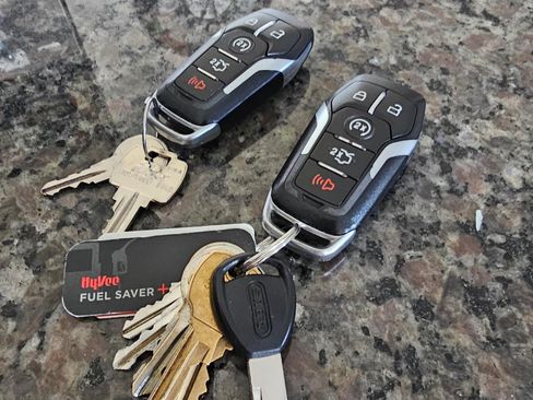 Used 2017 Ford Explorer Platinum image 17