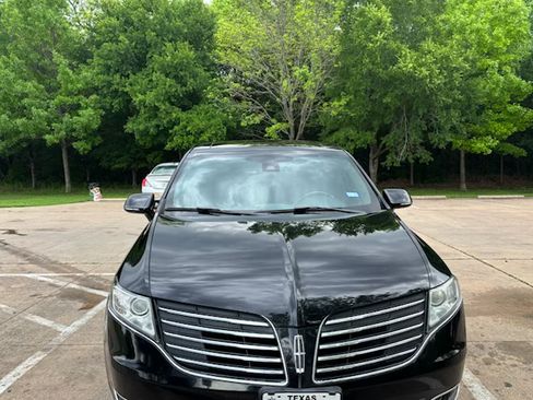 Used 2017 Lincoln MKT AWD image 4