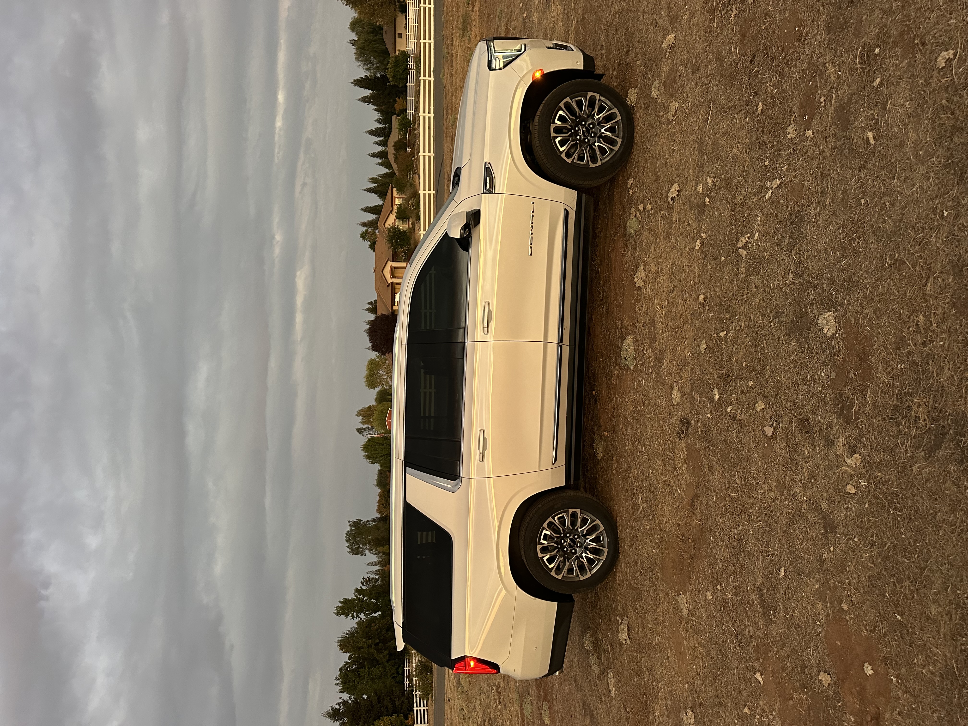 Used 2023 GMC Yukon XL Denali Ultimate AWD/4WD image 13