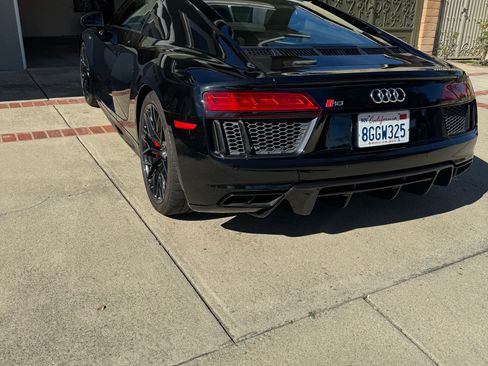 Used 2018 Audi R8 V10 w/ Premium Package image 4