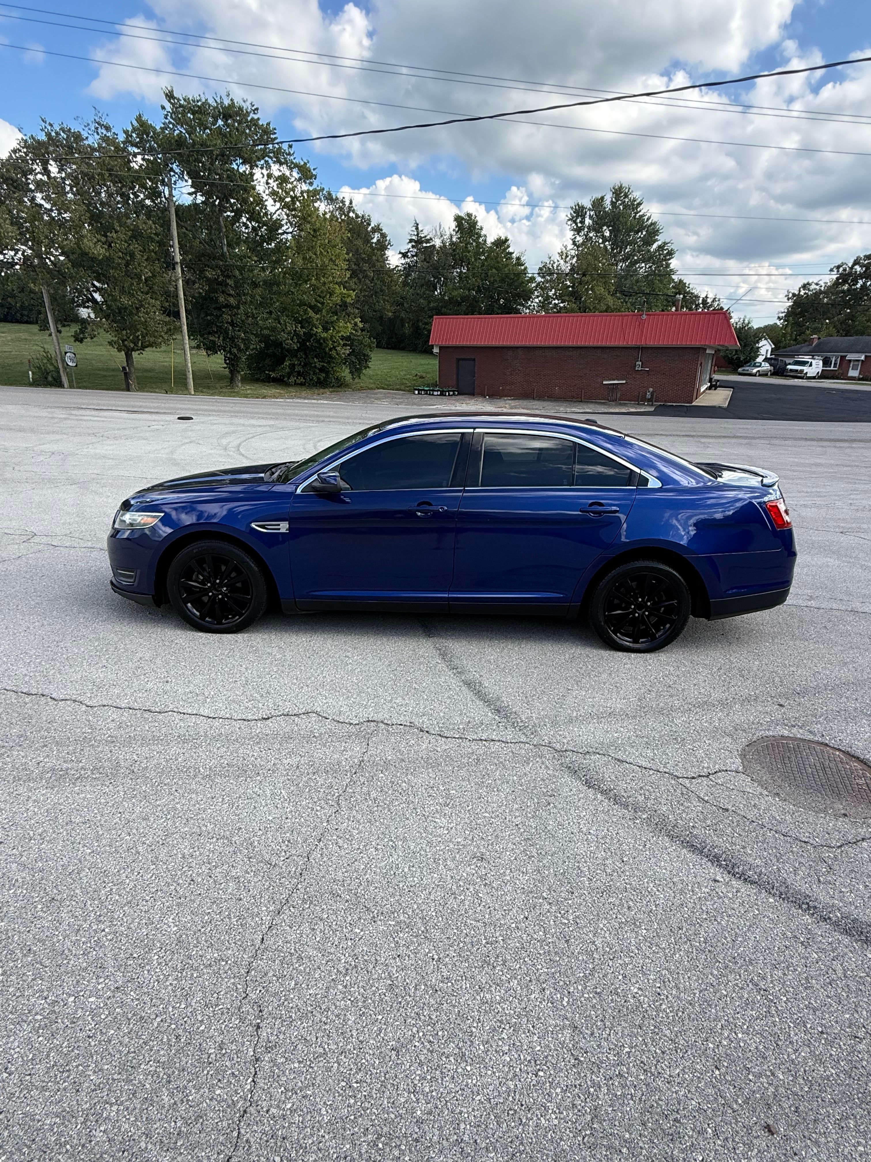 Used 2014 Ford Taurus SEL w/ Equipment Group 201A FWD image 2