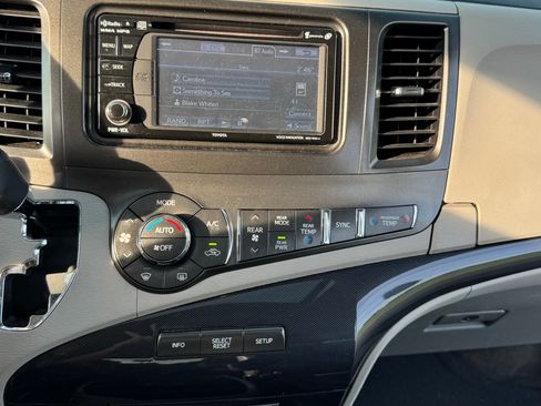 Used 2014 Toyota Sienna SE w/ SE Premium Package w/Entune FWD image 11