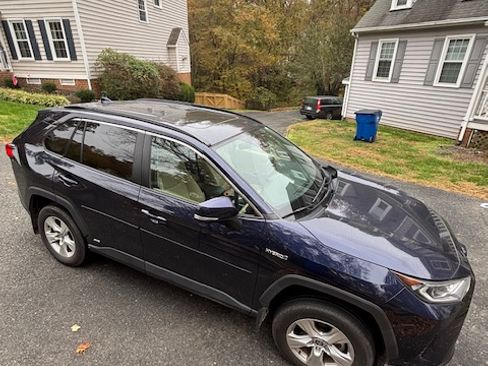 Used 2021 Toyota RAV4 XLE image 5