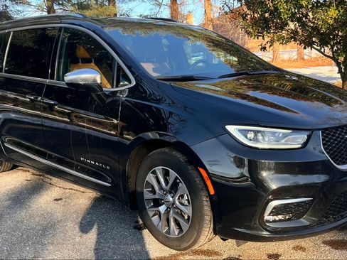 Used 2023 Chrysler Pacifica Pinnacle image 2