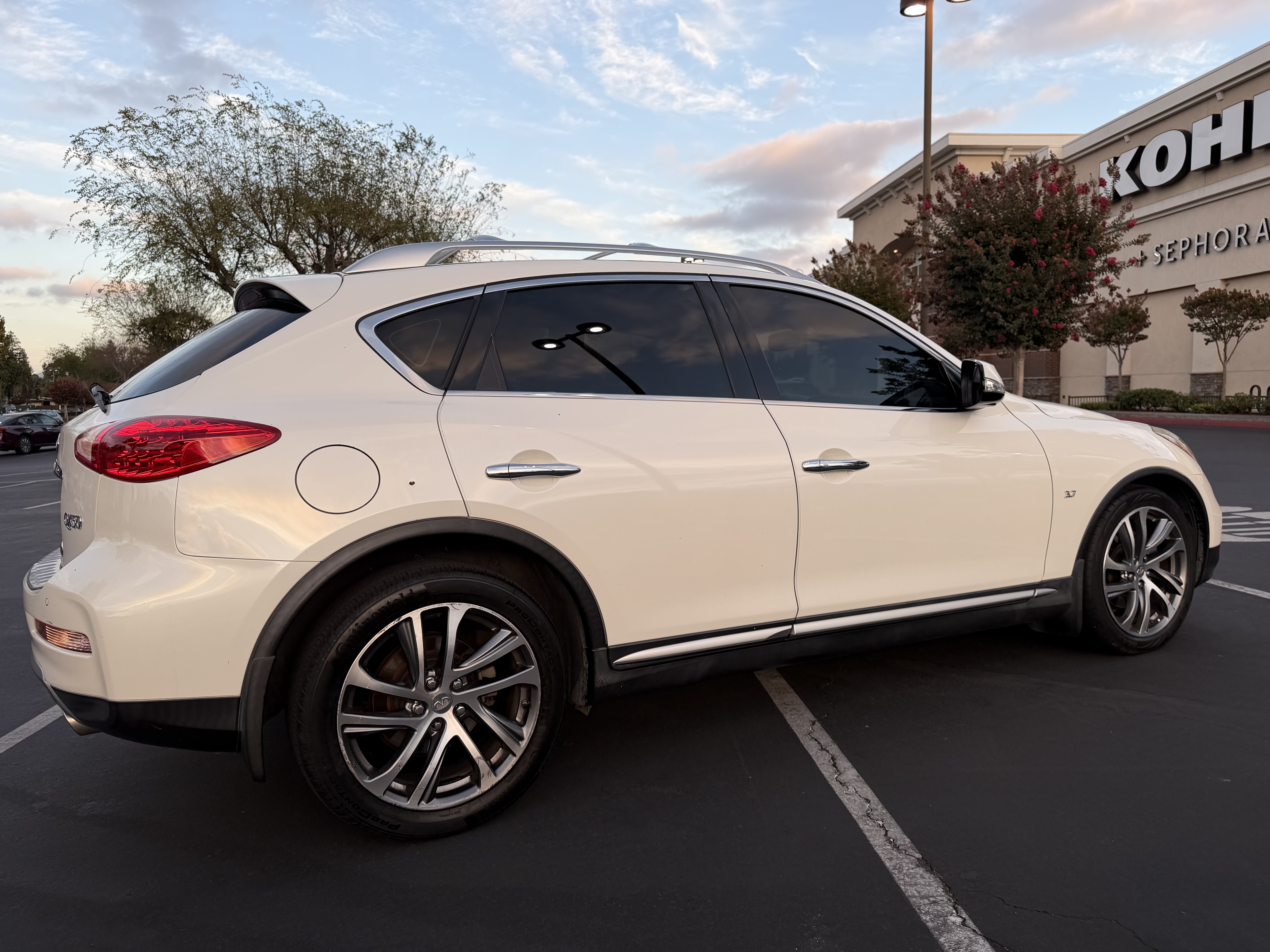 Used 2017 INFINITI QX50 2WD w/ Premium Plus Package image 11