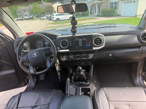 Used 2017 Toyota Tacoma SR w/ SR Convenience Package AWD/4WD image 12