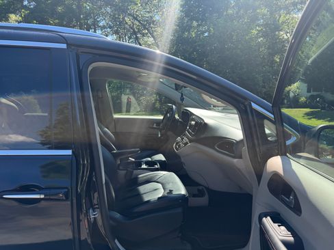 Used 2019 Chrysler Pacifica Touring-L FWD image 12