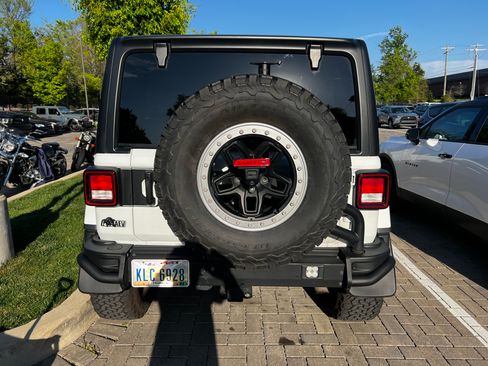 Used 2023 Jeep Wrangler Unlimited Rubicon w/ Cold Weather Group AWD/4WD image 16