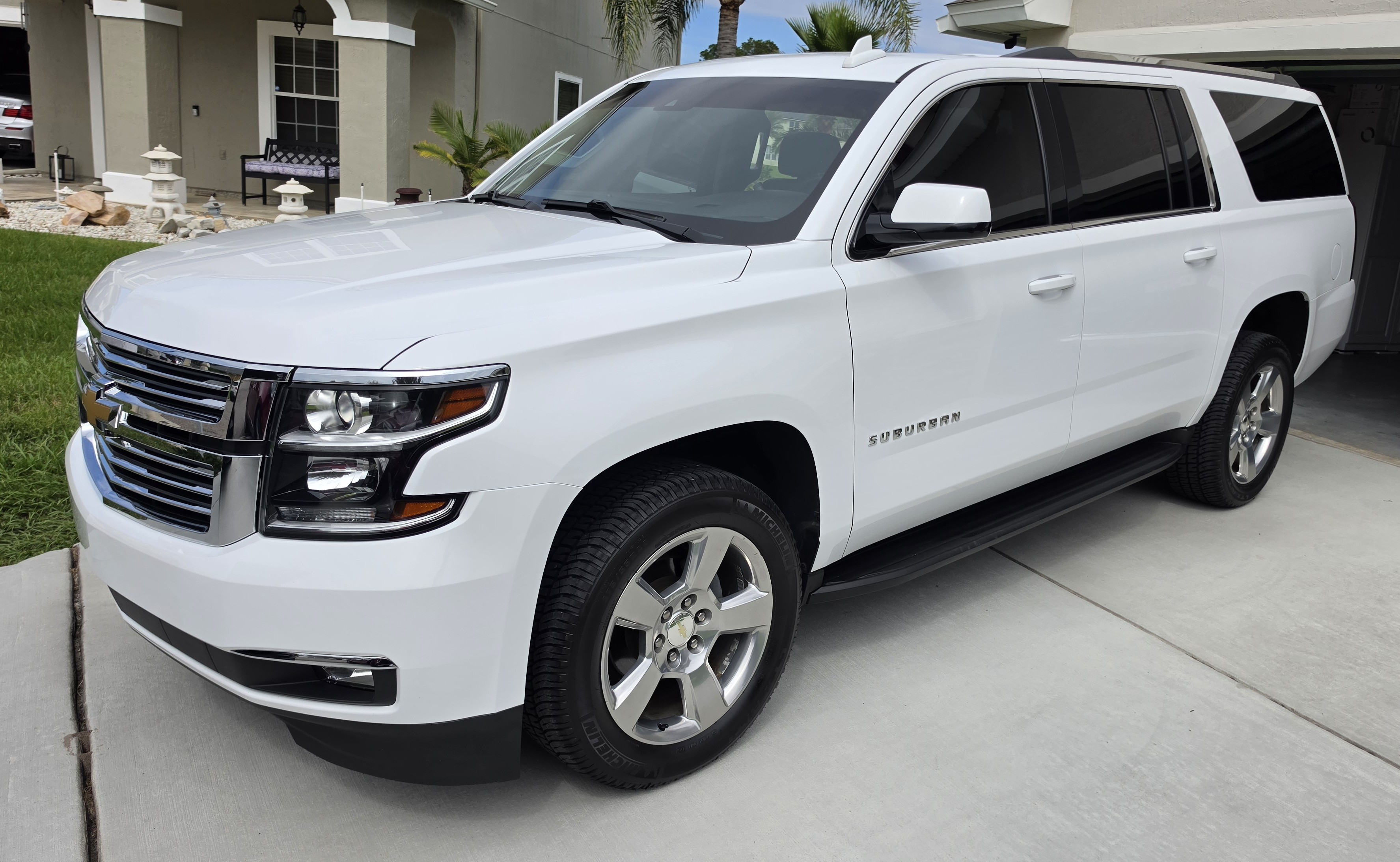 Used 2019 Chevrolet Suburban LT RWD image 2