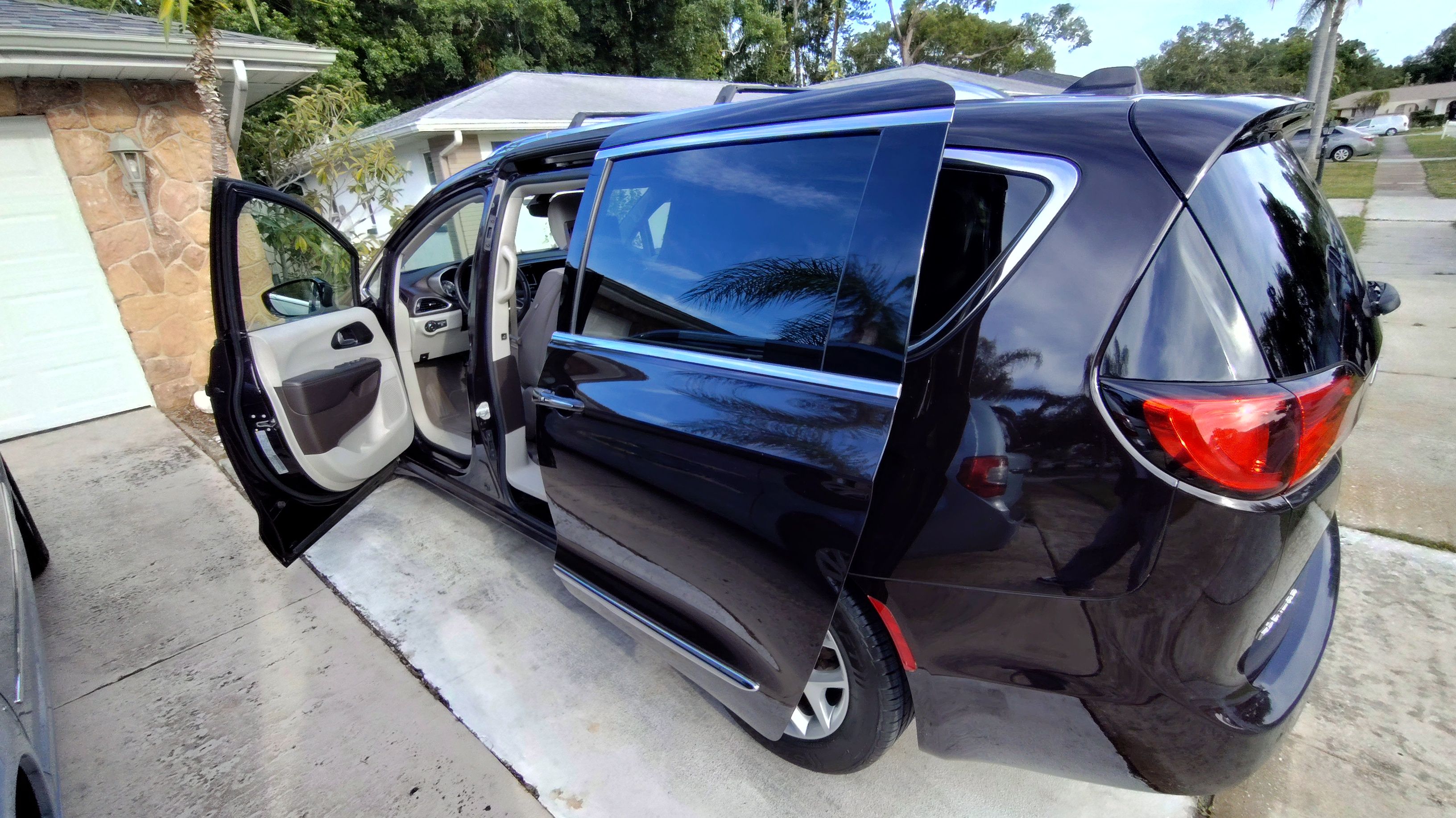 Used 2017 Chrysler Pacifica Touring-L Plus w/ Tire & Wheel Group FWD image 6