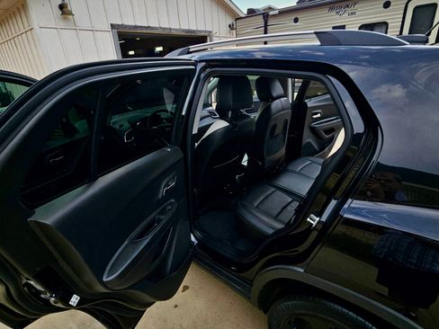 Used 2019 Chevrolet Trax Premier w/ Midnight Edition FWD image 6