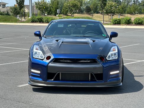 Used 2015 Nissan GT-R Premium image 2