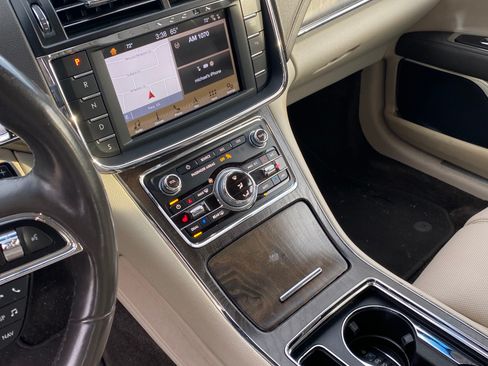 Used 2017 Lincoln Continental Select image 8